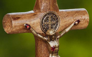 CRUCIFIXOS PARA MESA 7 CM -  MED. SÃO BENTO