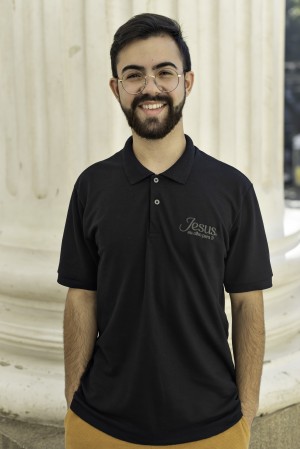CAMISETA GOLA POLO PRETO - JESUS DAS SANTAS CHAGAS - P